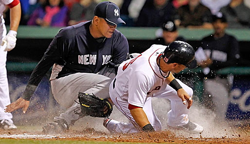 Baseball kann eine verdammt dreckige Angelegenheit sein... Marco Scutaro (r.) und Dellein Betances suhlen sich im Dreck im Spiel der NY Yankees gegen die Boston Red Sox