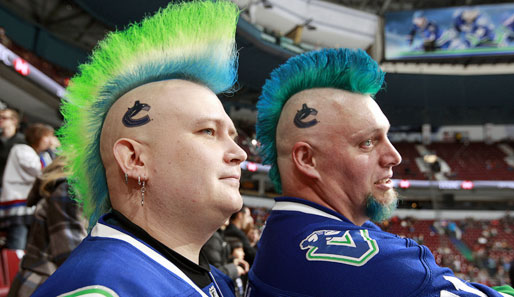 Identifikation ist alles: Diese beiden Anhänger vom NHL-Team Vancouver Canucks haben die Vereinsfarben im Blut - und auf der Birne