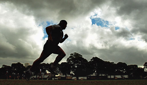 Phil Waugh vom Rugby-Team NSW Waratahs dreht beim Training einsam seine Runden