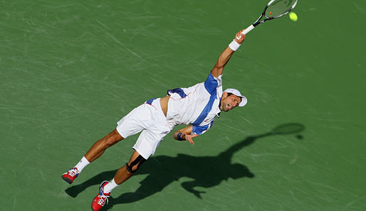 Mit Aufschlag-Power zum Sieg: Der Weltranglistendritte Novak Djokovic serviert in Indian Wells gegen seinen serbischen Landsmann Viktor Troicki