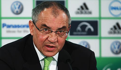 Die überraschende Rückkehr zum VfL Wolfsburg: Mit passender grüner Krawatte sitzt Magath bei der Pressekonferenz