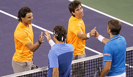 Synchron-Tennis in Indian Wells: Die Spanier Rafael Nadal (l.) und Marc Lopez (beide in gelb) gratulieren den Schweizern Roger Federer (r.) und Stanislas Wawrinka fair