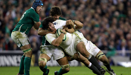 Foul? Nicht beim Rugby! Der Ire Donncha O'Callaghan kennt beim Six-Nations-Cup im Rugby keine Freunde und bringt Alex Corbisiero (r.) zu Boden