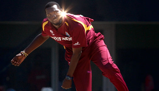 Spotlight an und Action! Suliman Benn steht im Cricket-WM-Vorrundenspiel der British West Indies gegen den Gastgeber Indien im Scheinwerferlicht