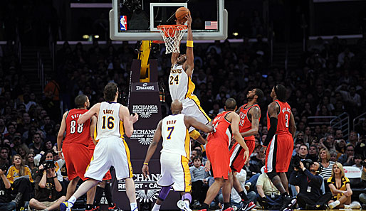 Das, was da gerade Richtung Korb fliegt, ist Kobe Bryant. Die Lakers feierten in der NBA einen 84:80-Sieg gegen Portland