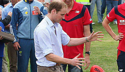 Königlicher Kick: Prinz William weilt derzeit in Sydney und findet neben offiziellen Aufgaben auch noch Zeit für eine Runde Australian Football
