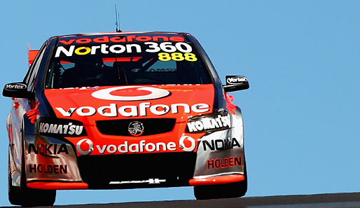 Bathurst, Australien: Formel-1-Star Jenson Button (McLaren) sitzt ausnahmsweise im falschen Auto - in dem vom 888 Team Vodafone Holden von Craig Lowndes