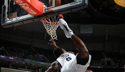 Den Fuß höher als das Bein: Tony Allen (Memphis Grizzlies) setzt sich in der NBA akrobatisch gegen die Utah Jazz durch