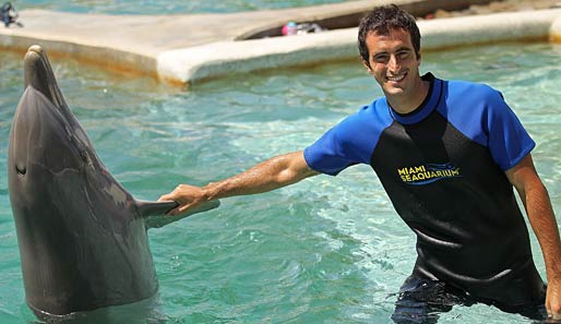 Shakehands für die wartende Journaille: Potito Starace (r.) begrüßt seinen Gast im Miami Seaquarium während des Tennisturniers in Key Biscane