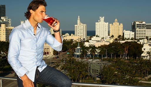 Eine Kampagne für verantwortungsbewusstes Trinken: Tennis-Ass Rafael Nadal gönnt sich in Miami Beach einen ordentlichen Schluck