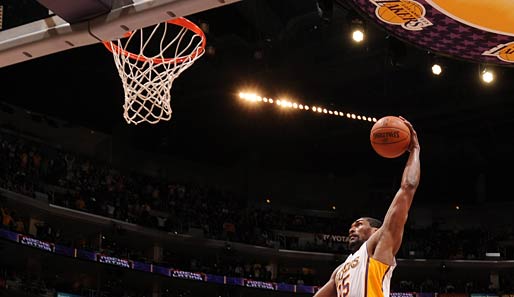 Im Anflug auf den Korb der Phoenix Suns: Die Los Angeles Lakers um Ron Artest gewannen im Staples Center am Ende mit 139:137 nach Verlängerung