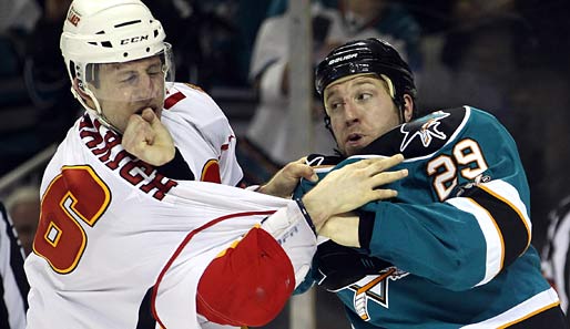 Mit der Rechten problemlos durch die Deckung: Cory Sarich (l., Calgary Flames) muss in der NHL einiges von Ryane Clowe (San Jose Sharks) einstecken