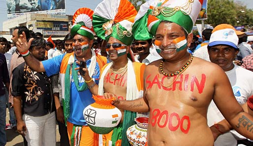 Eins, zwei, drei, Oberkörper frei: Im indischen Ahmedabad ist die Stimmung vor dem Viertelfinale beim 2011 ICC World Cup zwischen Australien und Indien hervorragend