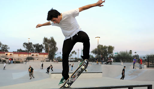 Akrobtische Slides in Phoenix (Arizona): Im Paradise Valley Skate Park zeigen die Skater ihr ganzes Können