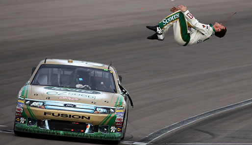 So jubelt nur ein NASCAR-Fahrer: Carl Edwards mit seinem berühmt-berüchtigten Salto nach dem Sieg auf dem Las Vegas Motor Speedway