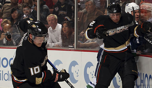 "Kiss the glass, b****" - Toni Lydman (r.) hält Corey Perry, seinem Teamkollegen von den Anaheim Ducks, den Weg frei
