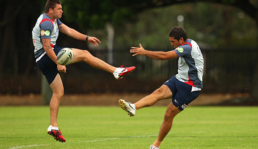 Kleine Rätselrunde: Die beiden Rugby-Spieler Shaun Kenny-Dowall (l.) und Braith Anasta beim Training in Sydney. Aber wo ist der zweite Ball?