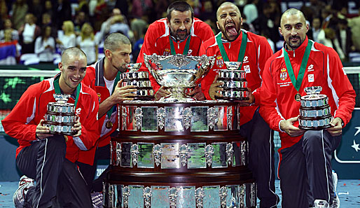 Ende 2010 ist Djokovic (2.v.l.) Teil des Teams, das im Finale gegen Frankreich den ersten Davis-Cup-Sieg für Serbien erringt