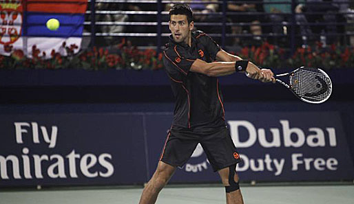 Der zweite Streich 2011: Im Finale von Dubai feiert Djokovic einen deutlichen 6:3, 6:3-Triumph gegen Roger Federer