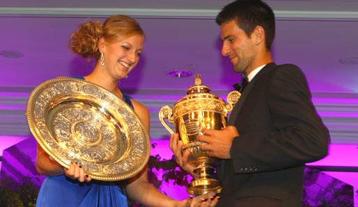Der vorläufige Höhepunkt in Novak Djokovic' Karriere: Der Wimbledon-Sieg 2011. Auf dem Siegerball verglich er mit Damensiegerin Petra Kvitova die Trophäen
