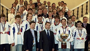 Ganz förmlich: Russlands Präsident Dimitri Medwedew empfängt das russische Nationalteam nach seinem Titelgewinn 2008 gegen Kanada