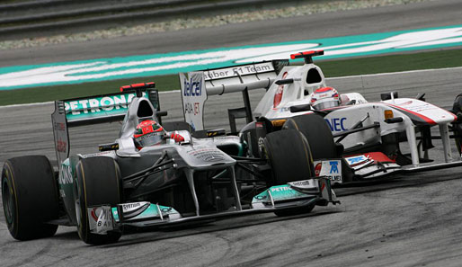 Hier zieht Michael Schumacher vorbei am Japaner Kamui Kobayashi. Am Ende landete er auf Platz neun - hinter Kobayashi