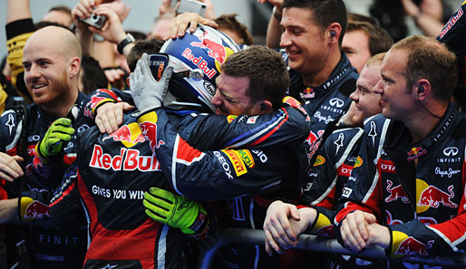 Nach dem Rennen gab es erstmal herzliche Umarmungen für das Team. Vettel weiß, was er seinen Ingenieuren zu verdanken hat