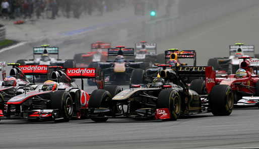 Nick Heidfeld im Lotus-Renault (r.) fuhr nach seinem guten Start ein gutes Rennen und zog kurz vor Ende an Lewis Hamilton vorbei