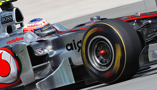 Fast zeitgleich mit Webber kam Jenson Button auf Platz zwei. Und er hatte die Ehre, die neuen Markierungen der weichen Pirelli-Reifen vorzuführen