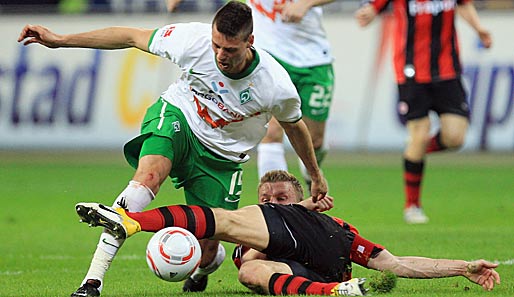 Eintracht Frankfurt - Werder Bremen 1:1: Es ging hoch und heiß her in Frankfurt. Sehr oft im Blickpunkt: Sandro Wagner (o.) und Maik Franz