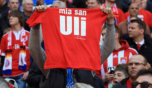 Randnotiz: Viele Bayern-Fans wollten nach den Beleidigungen Richtung Präsident Hoeneß ein Zeichen der Unterstützung setzen. Motto: "Mia san Uli"