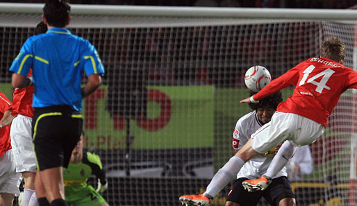 Selbst die Haarpracht von Dante konnte das goldene Tor für die Mainzer durch Andre Schürrle nicht verhindern. Der Treffer wurde...