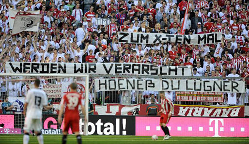 Eklat am Rande der Partie FC Bayern gegen M'gladbach: Bayern-Fans beschimpfen den Präsidenten Uli Hoeneß als Lügner