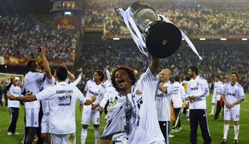 Real hingegen feierte ausgelassen im Mestalla-Stadion. Hier reckt Marcelo den Pokal in die Höhe