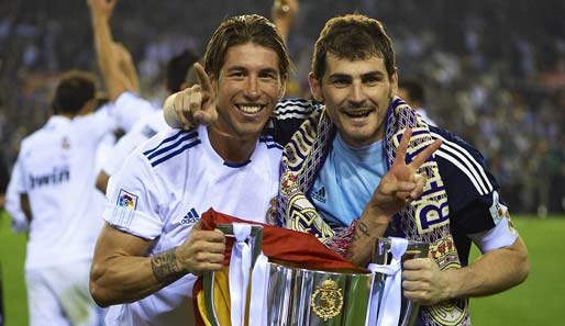 Ganz besonders stolz auf den ersten Pokaltriumph nach 18 Jahren waren die "Ur-Madrilenen" Sergio Ramos (l.) und Iker Casillas