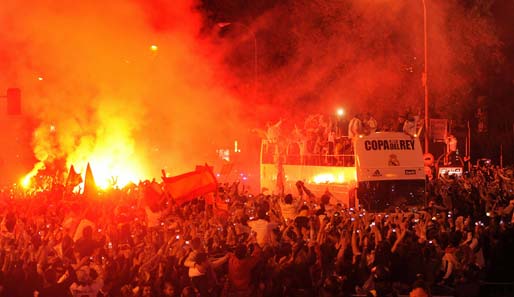 So richtig los ging die Party aber erst in Madrid, wo Tausende von Real-Fans ihrem Team zujubelten