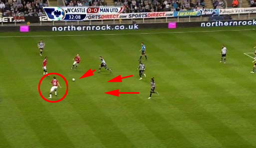 Rooney passt weiter auf Carrick (Kreis). Newcastles Mittelfeldspieler orientieren sich sofort Richtung Ball