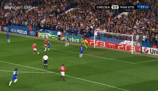 Giggs legt den Ball flach und simpel auf Rooney zurück, der ohne Zögern sofort und direkt mit rechts aufs Tor schießt