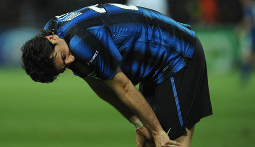 Milito, Torschütze zum zwischenzeitlichen 2:1 für Inter, wirkt nach dem Abpfiff ratlos. Der Titelverteidiger steht vor dem Aus in der Champions League
