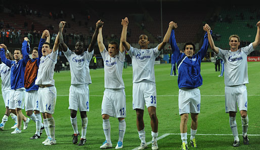 Nach dem Abpfiff ließ sich die Mannschaft von den mitgereisten Fans feiern. Gegen Inter hat sie Fußball-Geschichte geschrieben
