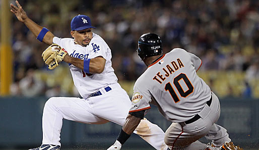 Out! Rafael Furcal von den Los Angeles Dodgers stoppt in der MLB Miguel Tejada von Meister San Francisco Giants an der zweiten Base
