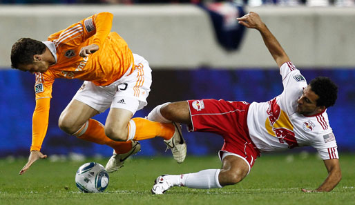 Das hat im Fußball nichts zu suchen: Dwayne De Rosario von den New York Red Bulls attackiert im MLS-Match gegen Houston Dynamo Cameron Weaver mit unlauteren Mitteln