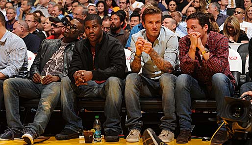 Super Stimmung: Ray J (2.v.l.) und David Beckham genießen die Lakers mit Eistee und Wasser