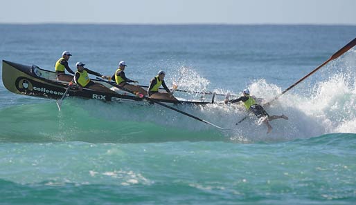 Mann über Bord am Kurrawa Beach: Bei den Australian Surf Lifesaving Championships verliert die South Maroubra SLSC einen Teil der Besatzung