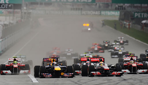 Es staubt beim Formel-1-Start in Kuala Lumpur: Weltmeister Sebastian Vettel im Red Bull (2. von l.) macht sich auf zu seinem zweiten Sieg im zweiten Saisonrennen