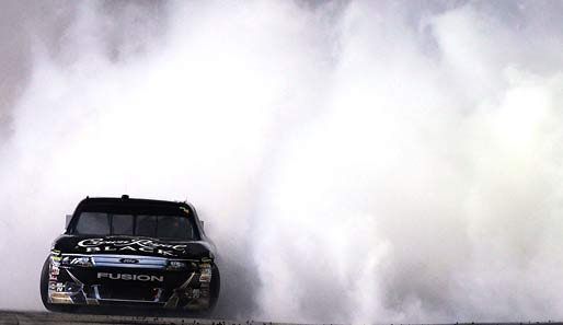 Matt Kenseth im Crown Royal Black Ford feiert seinen Sieg im NASCAR-Sprint-Cup mit einem qualmenden Burnout am Texas Motor Speedway in Fort Worth