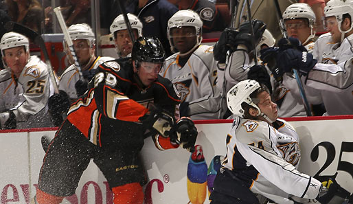 Playoff-Start in der NHL: Matt Beleskey von den Anaheim Ducks streckt Nashvilles Sergej Kostitsyn nieder. Das Spiel verloren die Ducks trotzdem