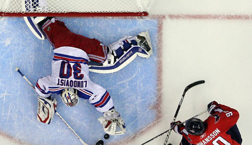 NHL-Playoffs: Rangers-Keeper Henrik Lundqvist hat das Ding. Am Ende hieß es aber 2:0 die Washington