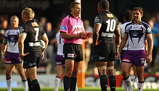 In der australischen Rugby-Liga NRL treffen die Penrith Panthers auf Melbourne Storm. Für das Trikot des Referees (M.) hat übrigens Tim Wiese Modell gestanden