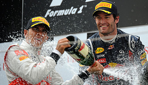 Komische Tradition, diese Champagnerdusche! Lewis Hamilton (l.) gewinnt den Formel-1-Grand-Prix in China, Mark Webber wurde Dritter